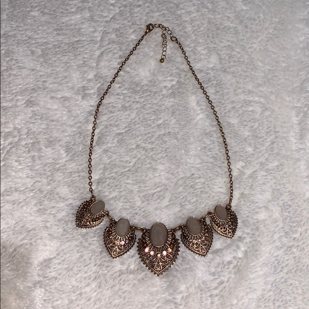 Accent necklace